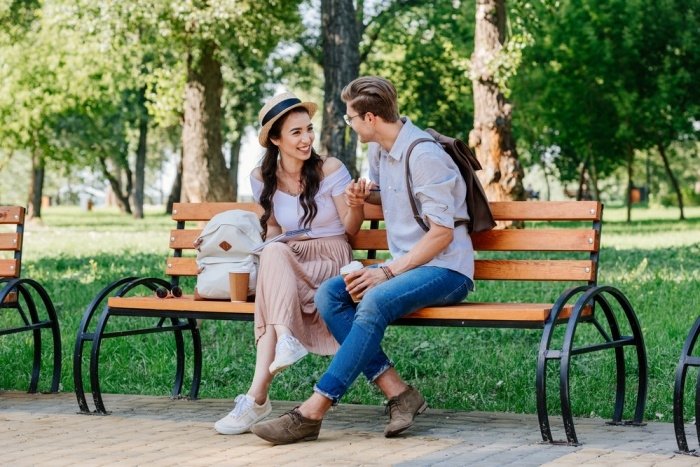 парень и девушка на скамейке
